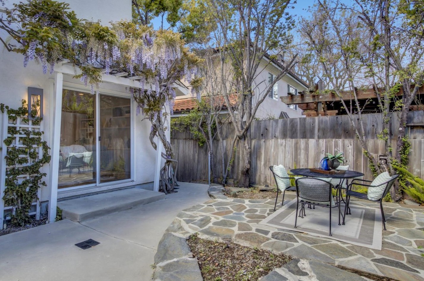 2063 Gordon Ave, Menlo Park CA  94025-6034 exterior