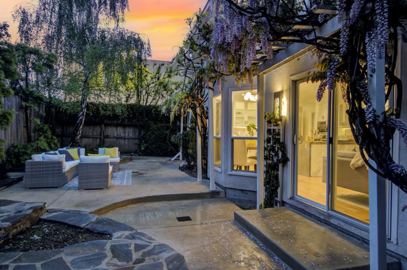 2063 Gordon Ave, Menlo Park CA  94025-6034 exterior