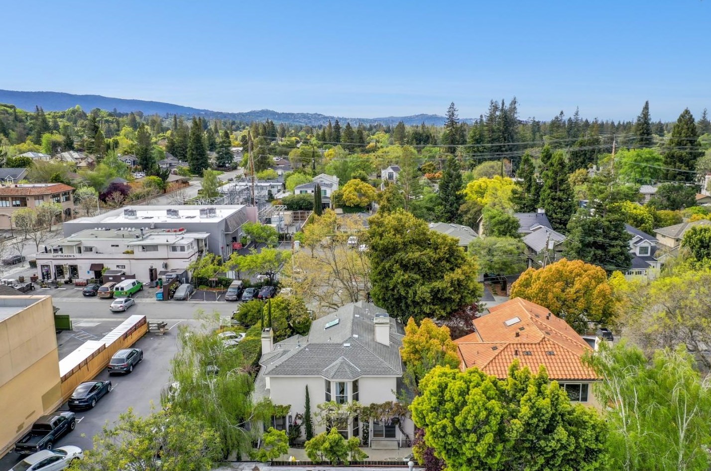 2063 Gordon Ave, Menlo Park CA  94025-6034 exterior