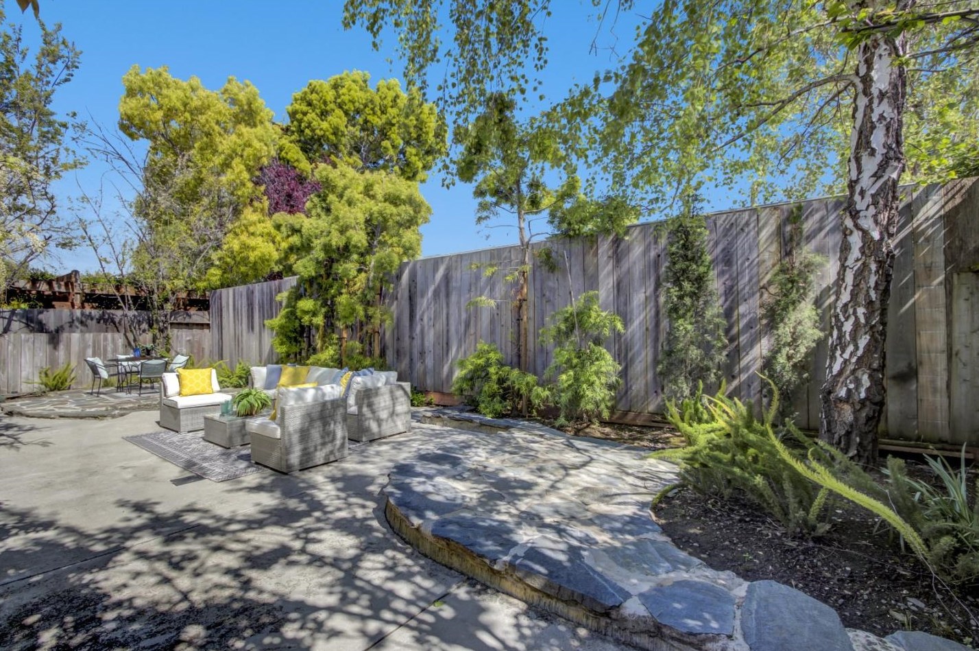 2063 Gordon Ave, Menlo Park CA  94025-6034 exterior