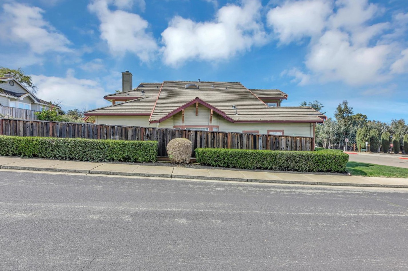 847 Angela St, Pleasanton, CA 94566-7568