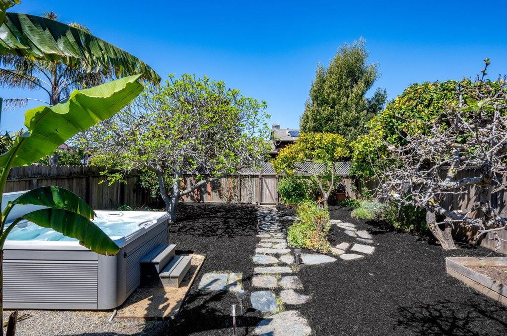 1220 Peralta Ave, Berkeley CA  94706-2406 exterior