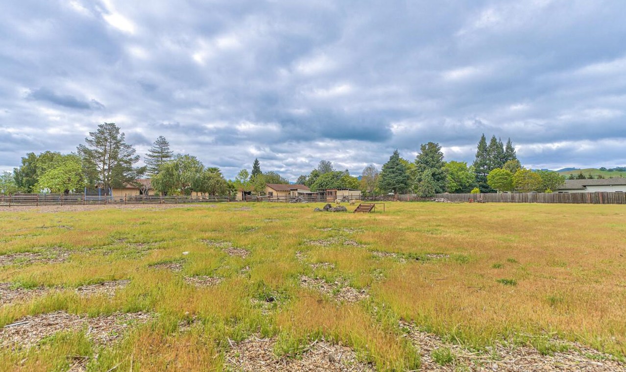225 Cox Ave, San Martin, CA 95046-9502