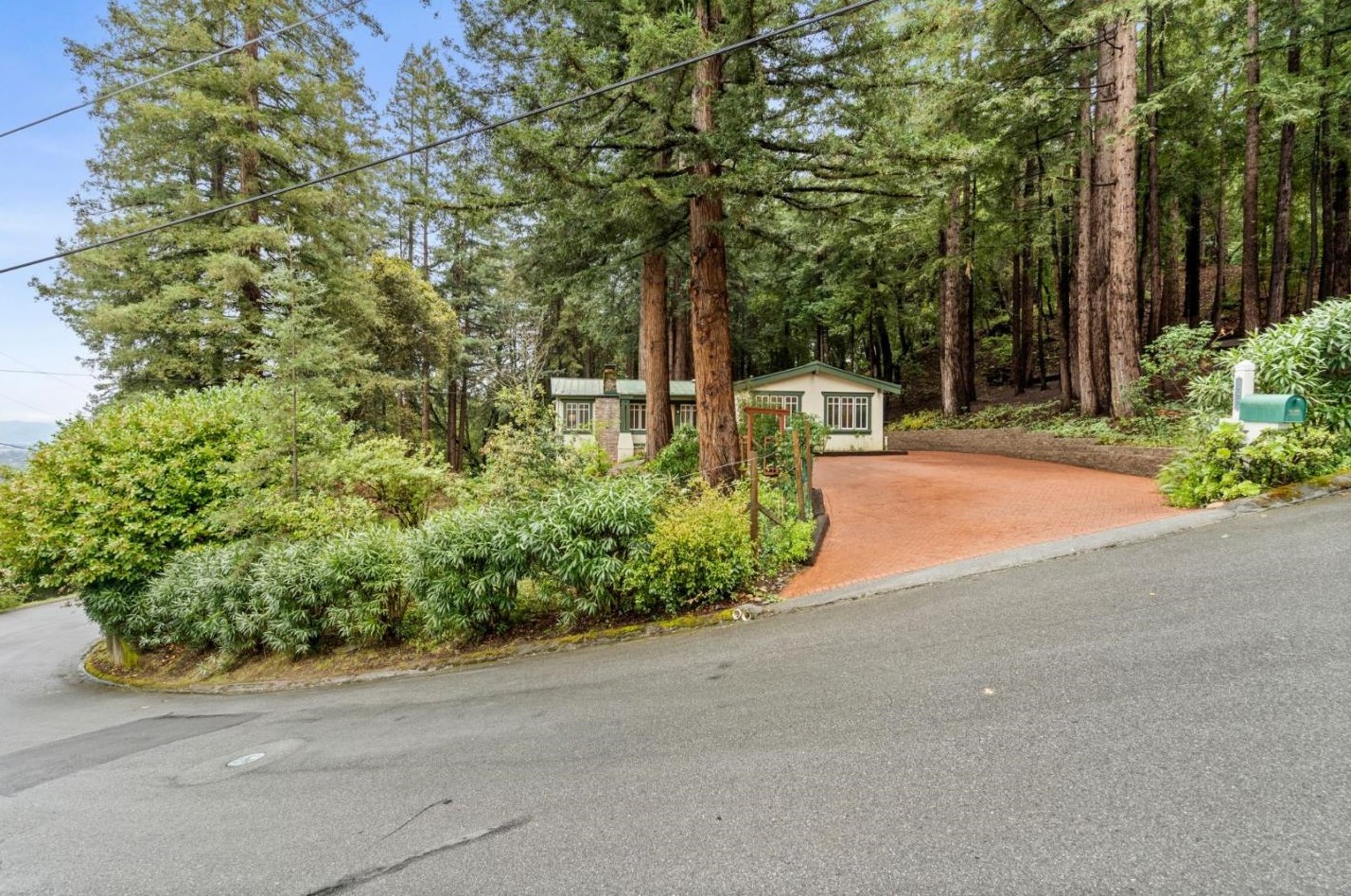 555 Smt Spg Rd, Redwood City CA  94062-4251 exterior