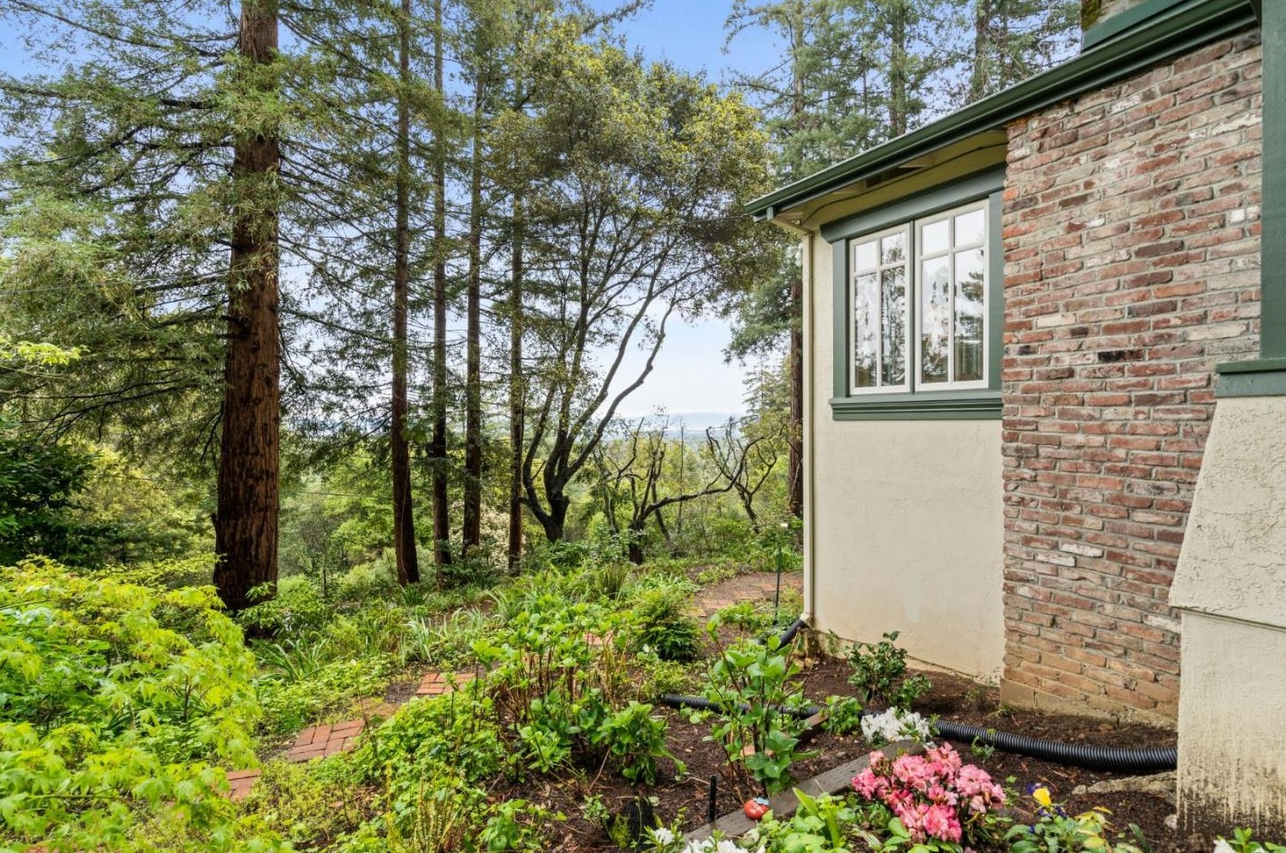555 Smt Spg Rd, Redwood City CA  94062-4251 exterior