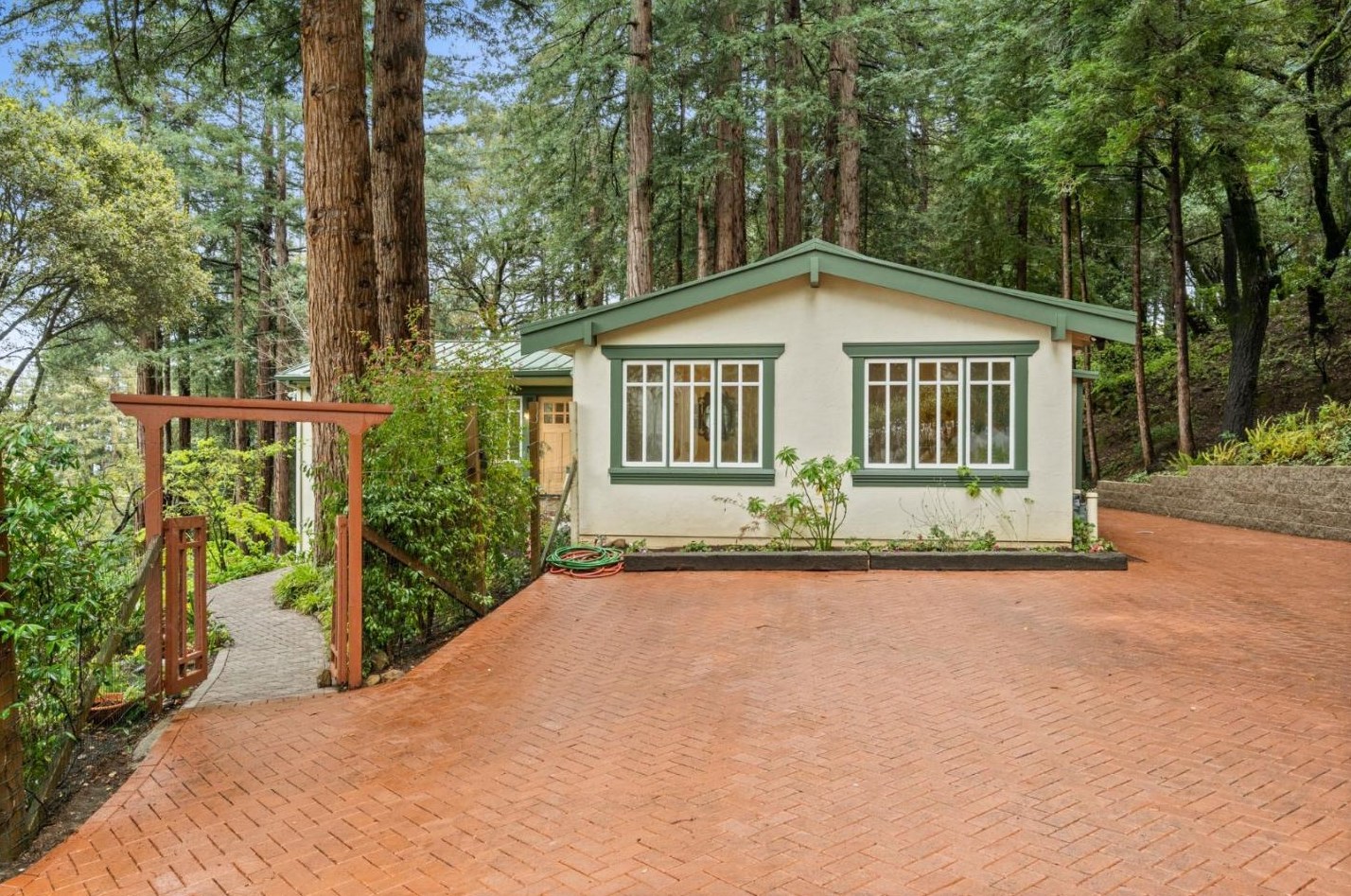 555 Smt Spg Rd, Redwood City CA  94062-4251 exterior