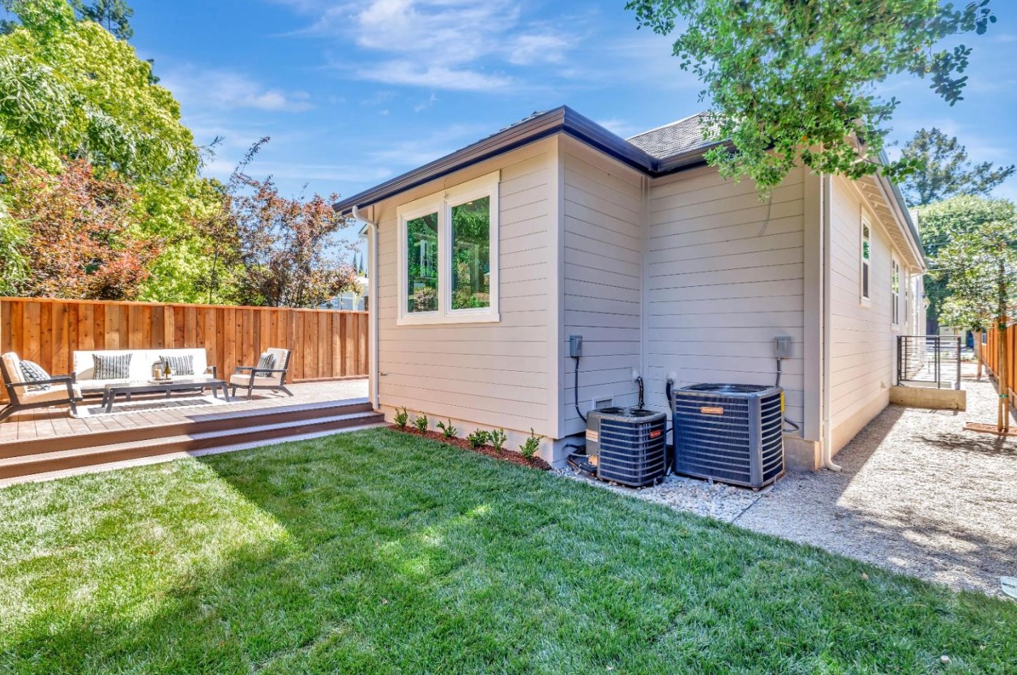 1125 Byron St, Palo Alto CA  94301-3211 exterior