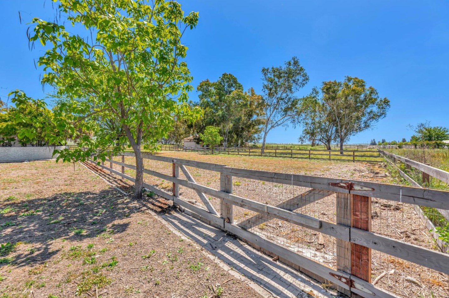 381 Morada Ln, Hollister, CA 95023-9332