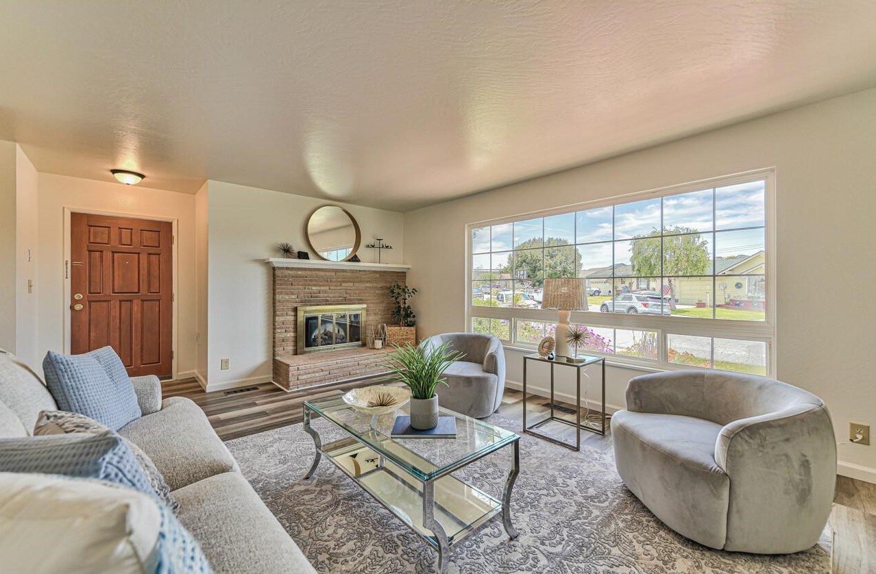 240 Columbine Dr, Salinas, CA 93906-3802