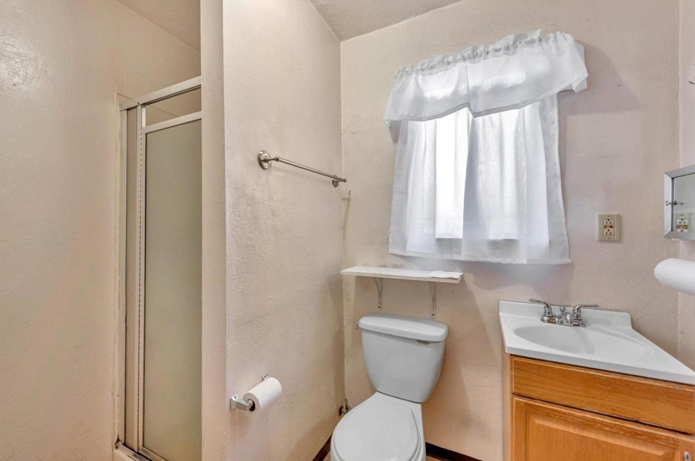 7221 Krause Ave, Oakland CA  94605-2749 exterior
