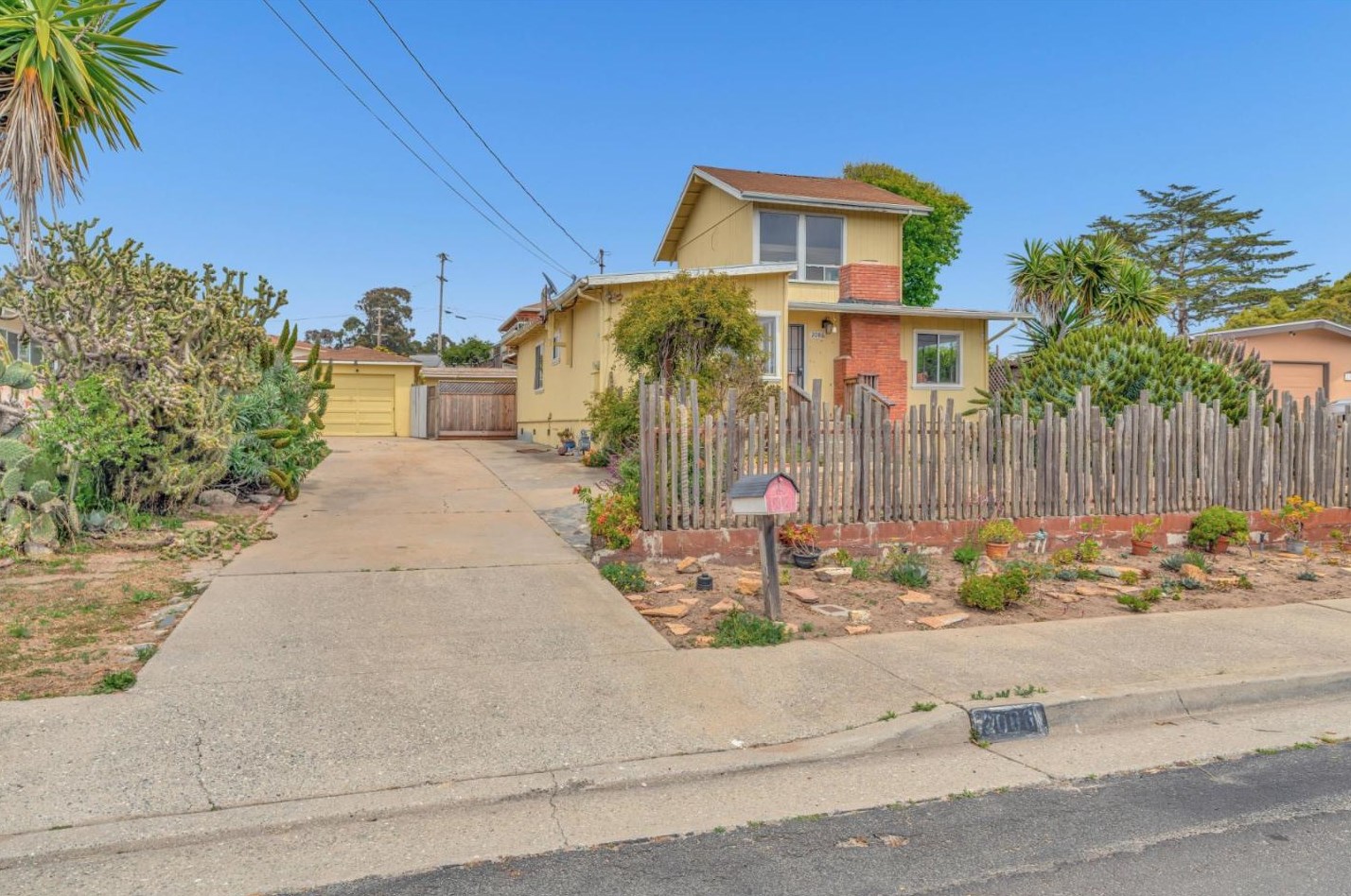 2086 Waring St, Seaside, CA 93955-3215