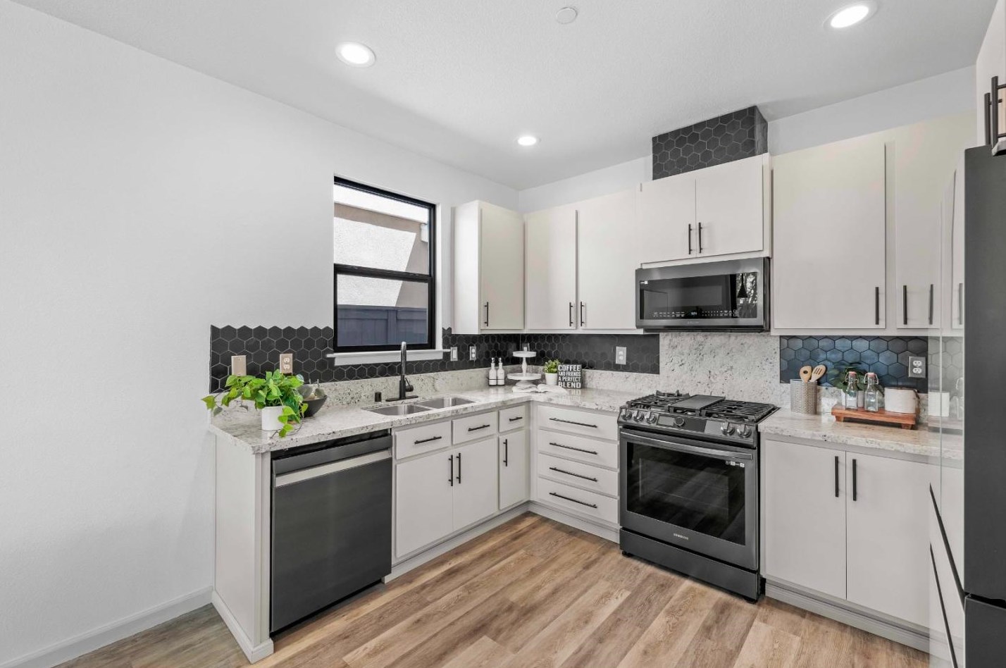 2249 Ellesmere Loop, Roseville CA 95747-5084 exterior