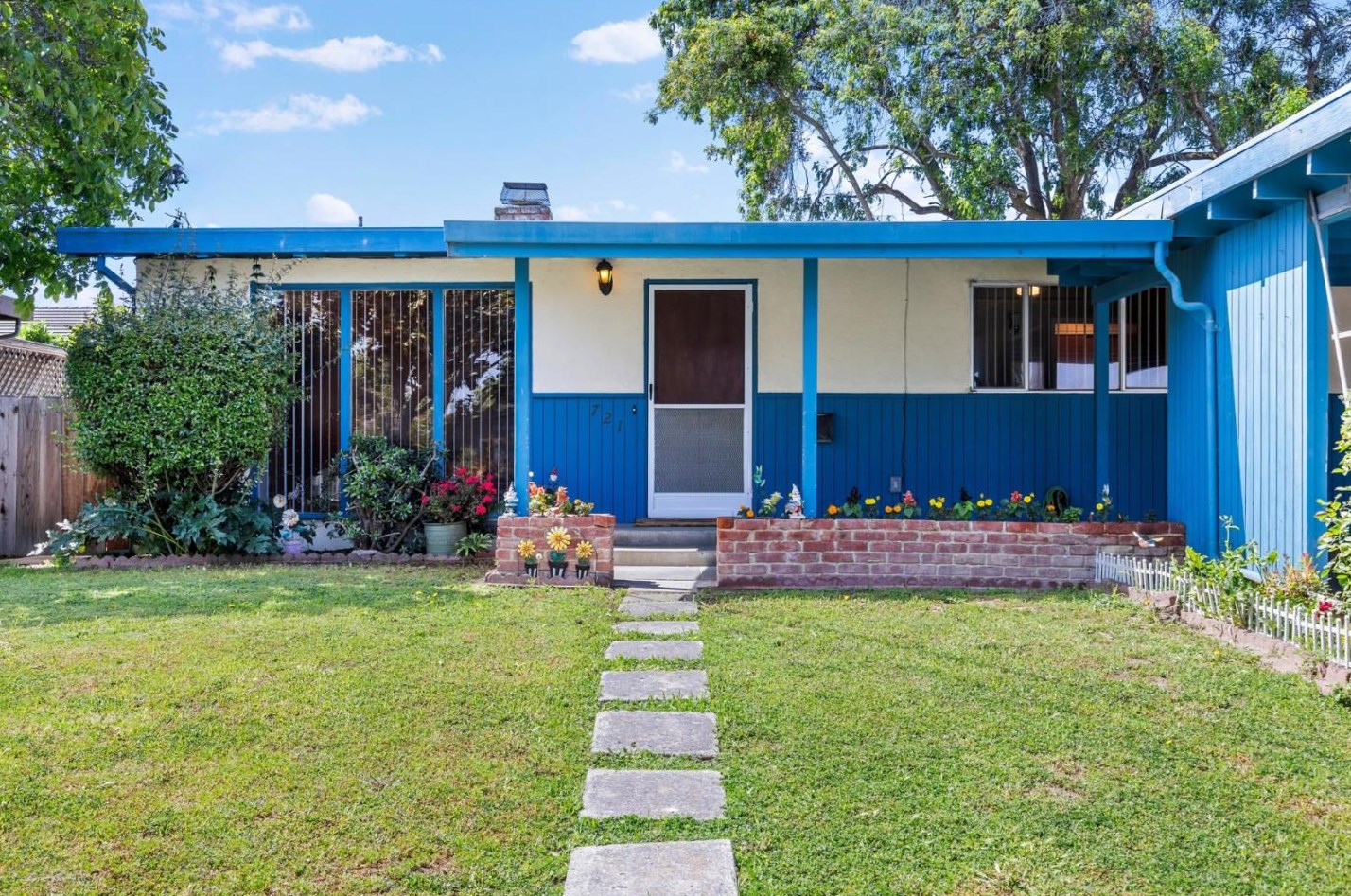 721 Walnut Ln, Hollister, CA 95023