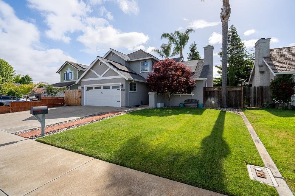 1141 Versailles Dr, Hollister, CA 95023