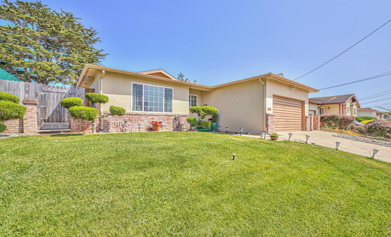 3054 Bayer Dr, Marina, CA 93933-3726