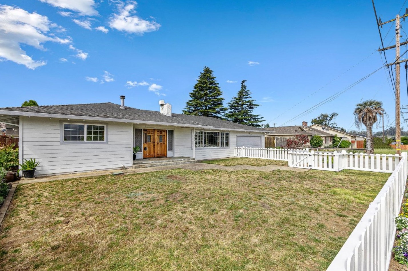 213 Calabasas Rd, Watsonville, CA 95076-1054