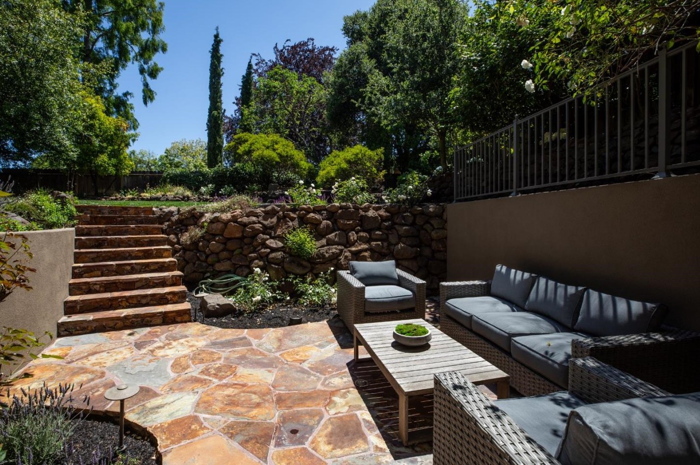 1169 Golden Way, Los Altos CA 94024-5070 exterior