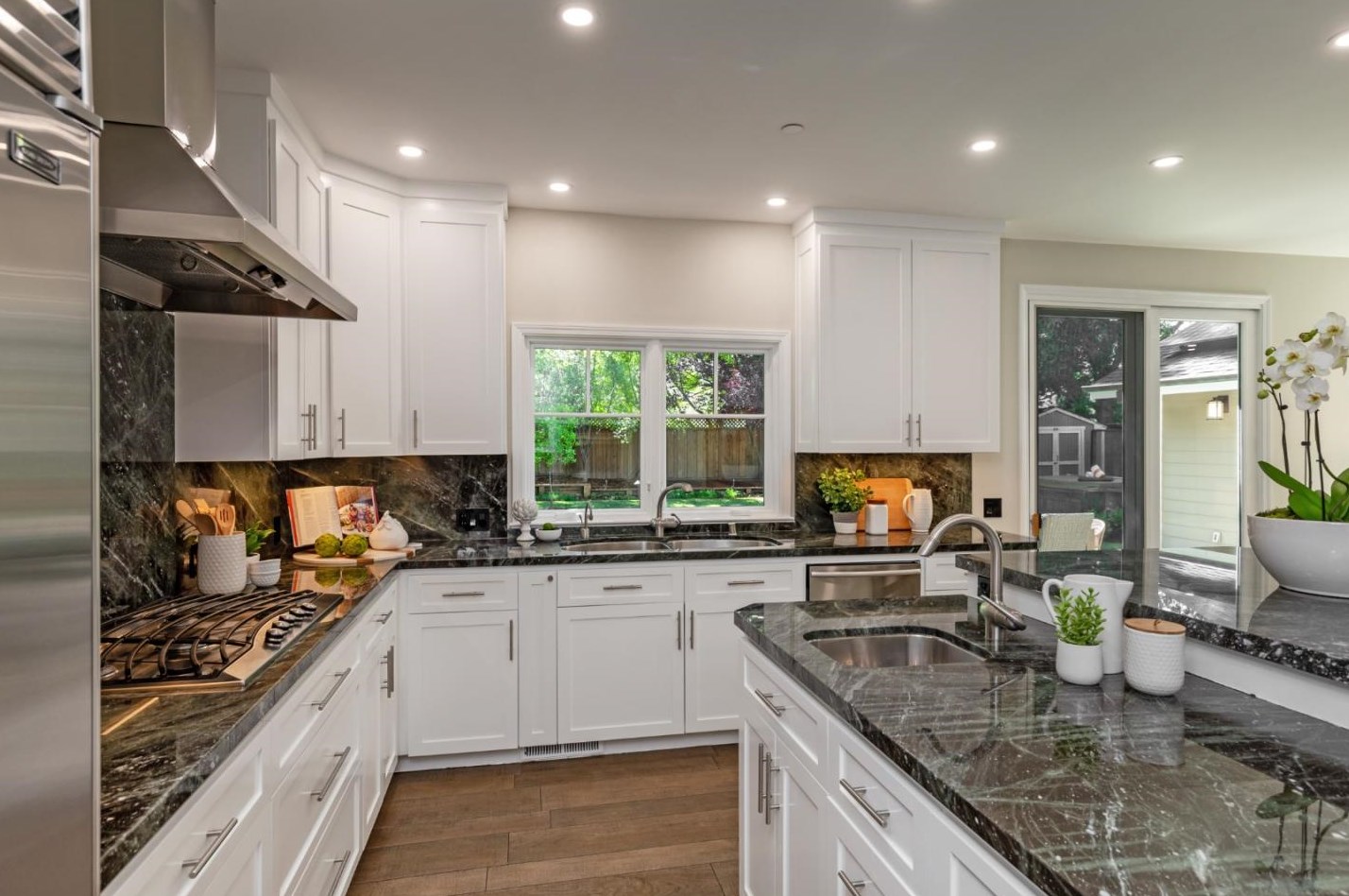 1110 Golden Way, Los Altos CA 94024-5070 exterior