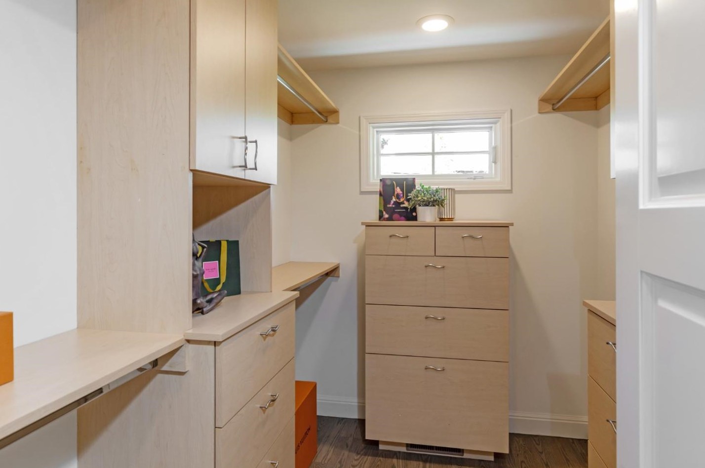 1110 Golden Way, Los Altos CA 94024-5070 exterior