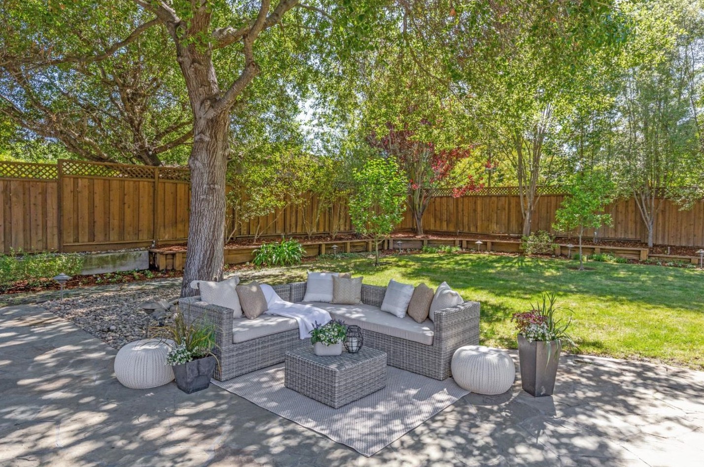 1110 Golden Way, Los Altos CA 94024-5070 exterior