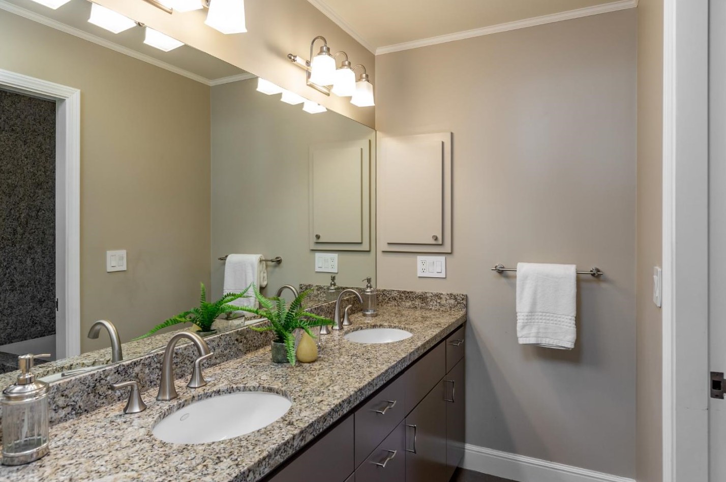 1110 Golden Way, Los Altos CA 94024-5070 exterior