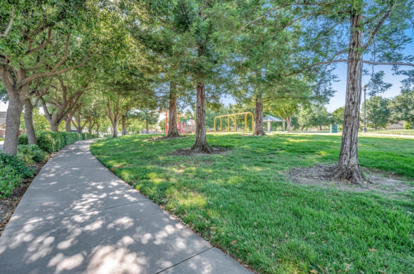 2824 Dinwiddie Way, Elk Grove CA 95758-7438 exterior