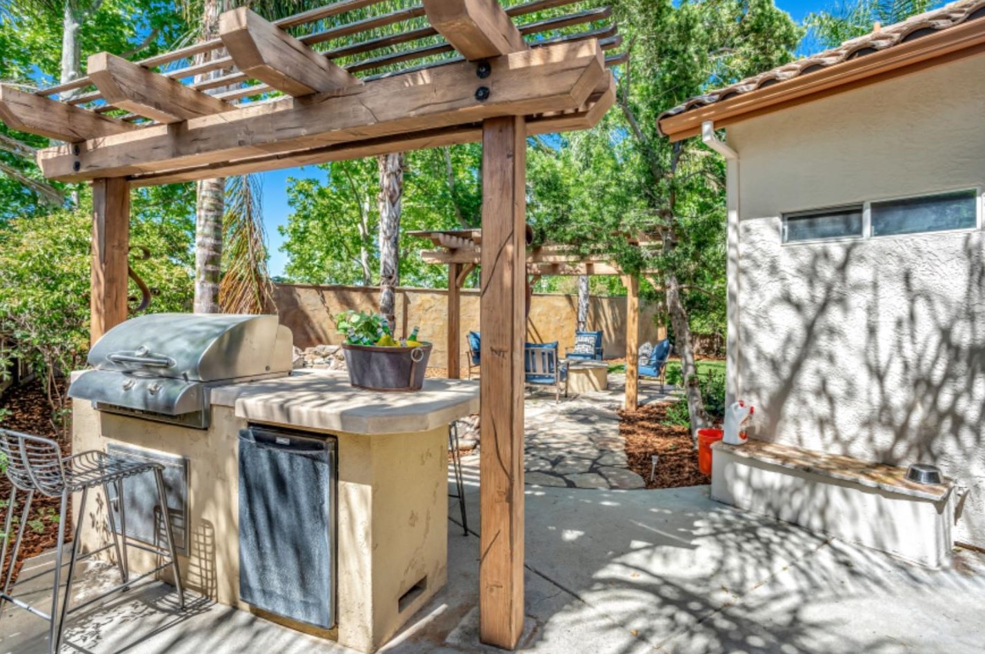 2824 Dinwiddie Way, Elk Grove CA 95758-7438 exterior