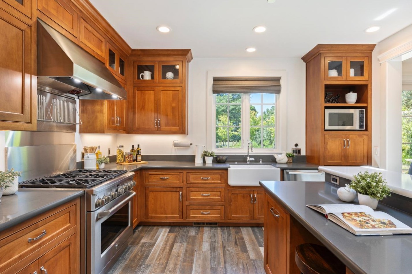 1220 Grant Rd, Los Altos CA 94024-6149 exterior