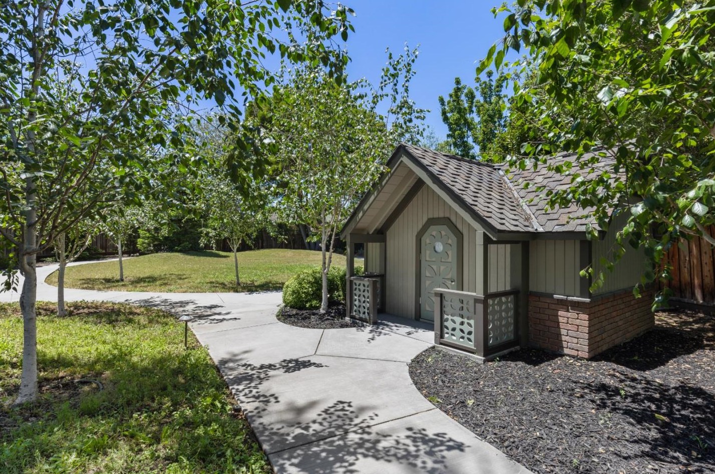 1220 Grant Rd, Los Altos CA 94024-6149 exterior