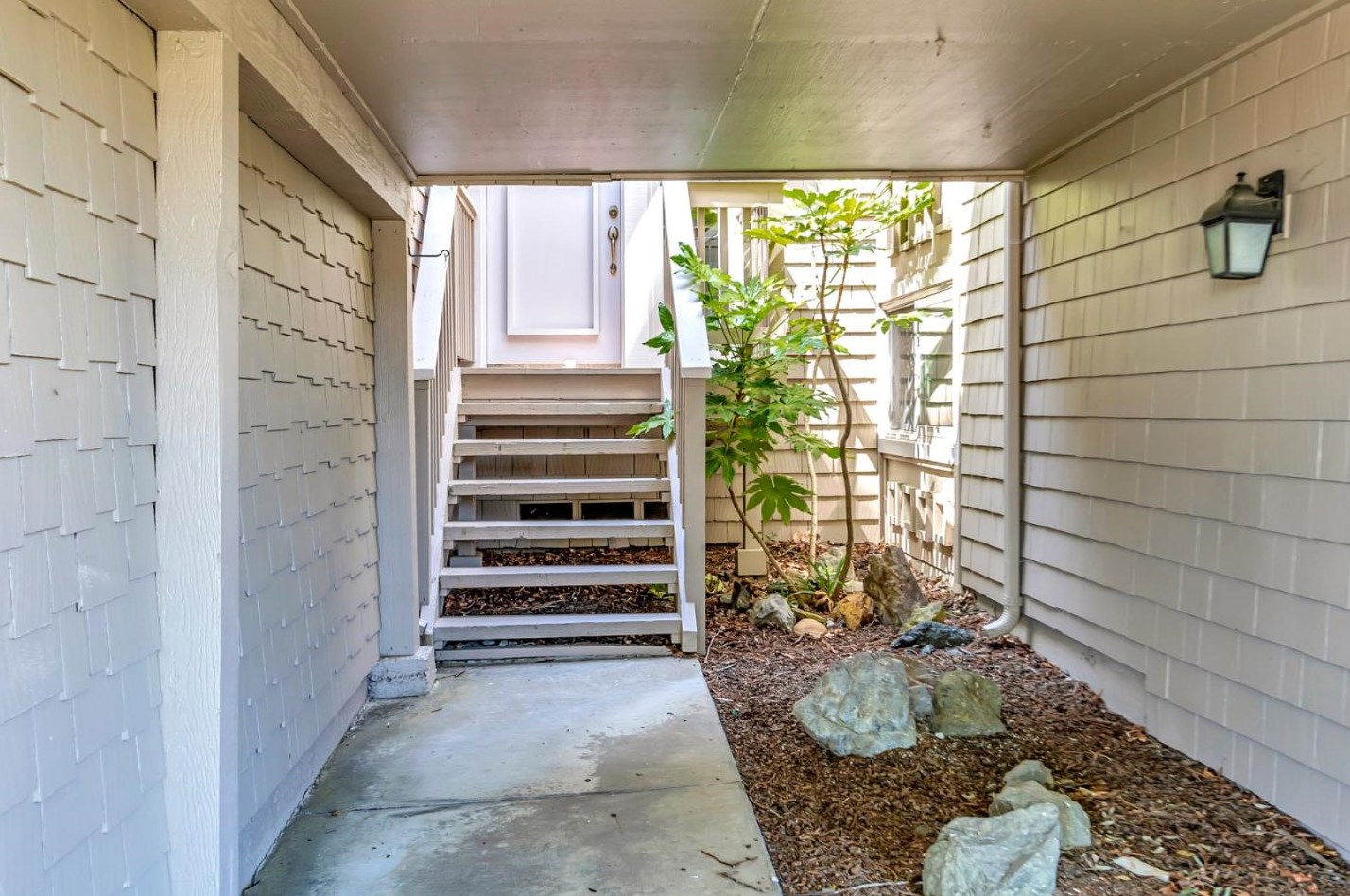 23008 Cricket Hill Rd, Cupertino, CA 95014-2639