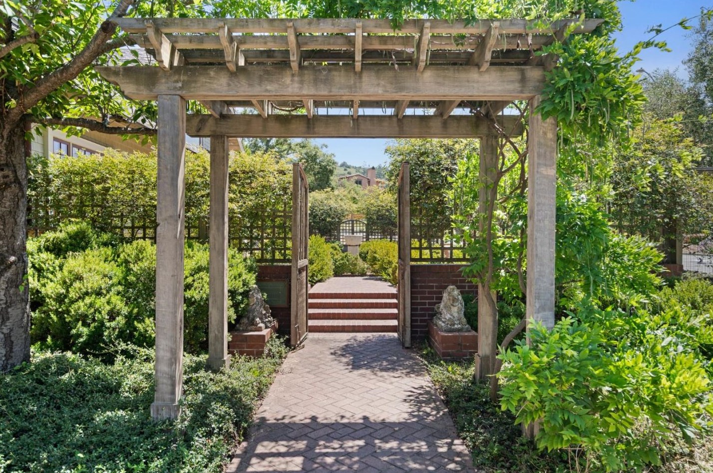 111 Reservoir Rd, Los Gatos, CA 95030-7029