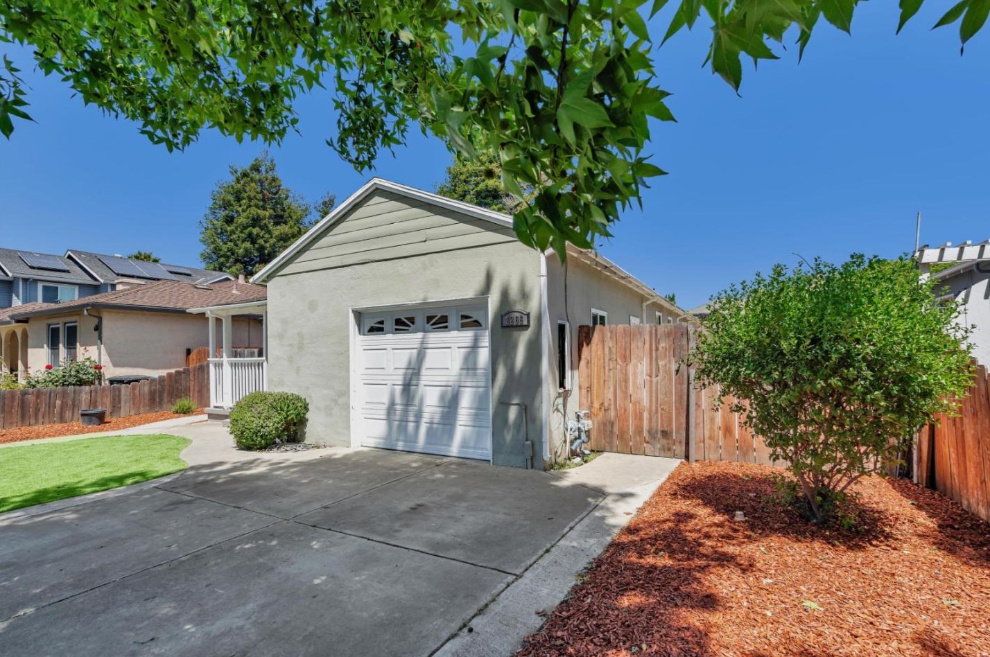 2266 Pulgas Ave, Palo Alto, CA 94303-1757