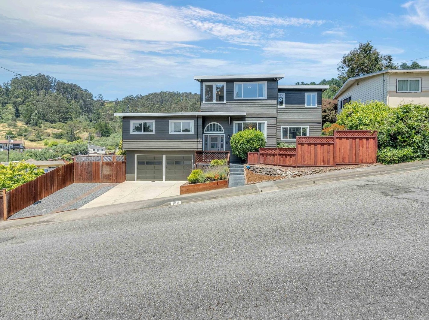 1011 Zamora Dr, Pacifica, CA 94044