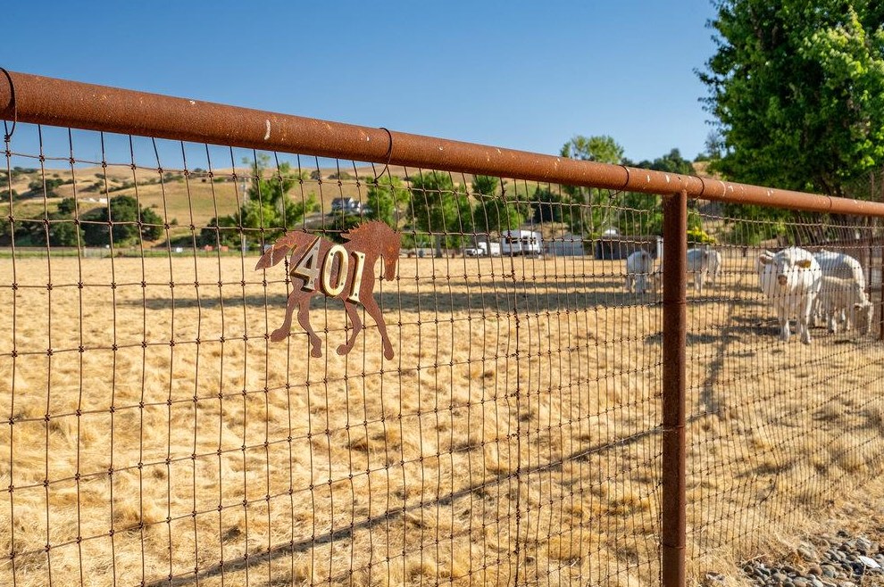 401 Cowden Rd, Hollister, CA 95023