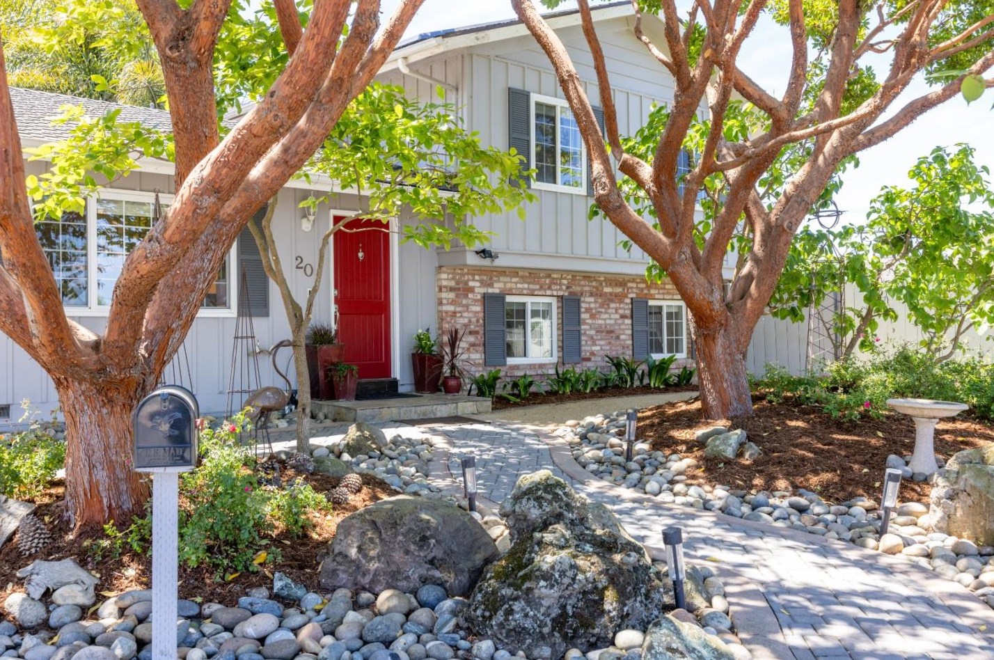 20 Dickens Cir, Salinas, CA 93901