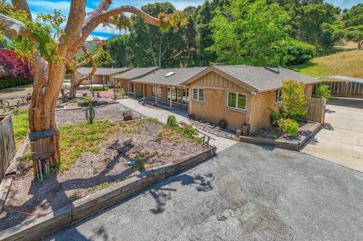 392 Corral De Tierra Rd, Salinas, CA 93908-8915