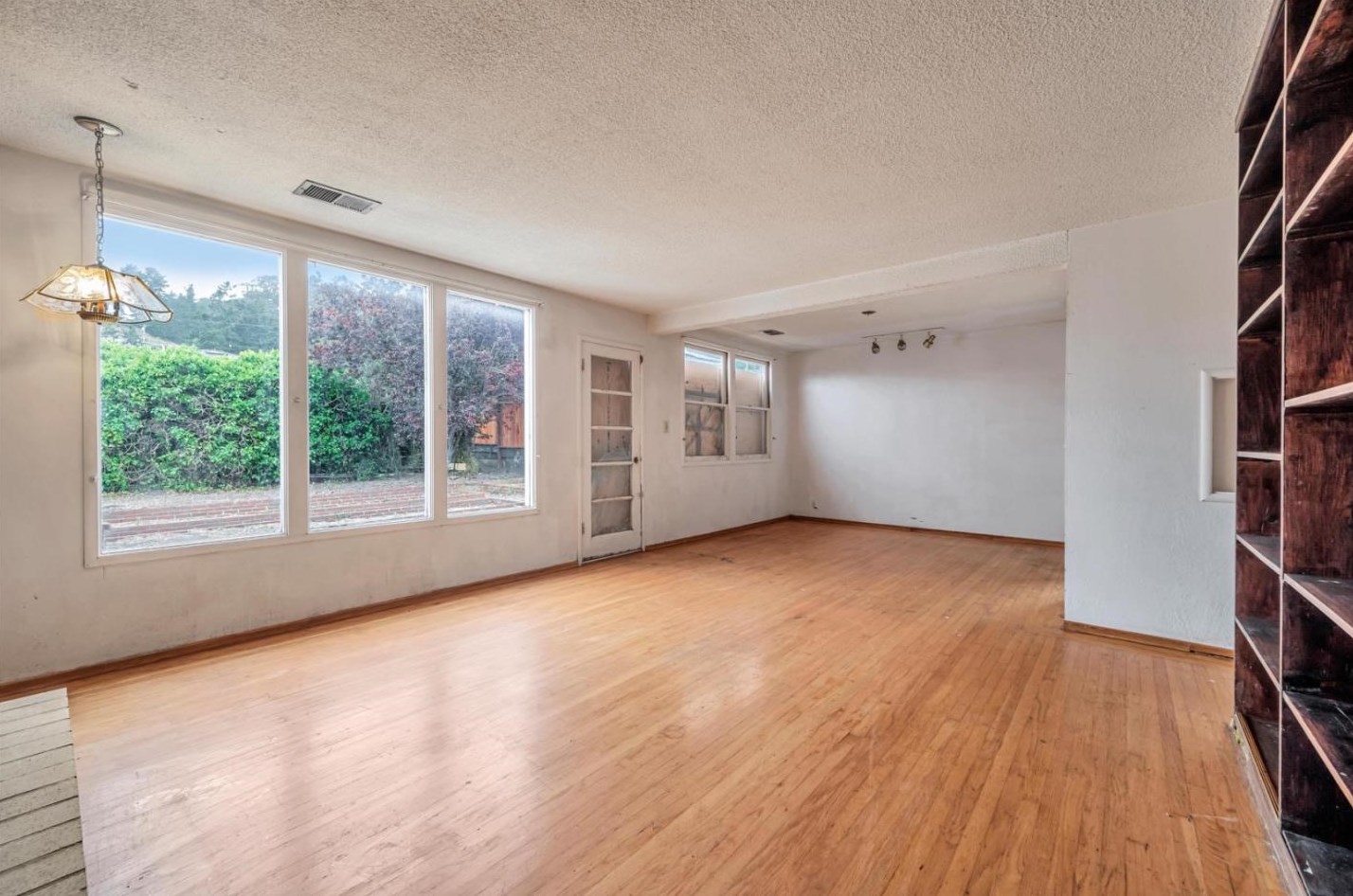 975 Crespi Dr, Pacifica, CA 94044