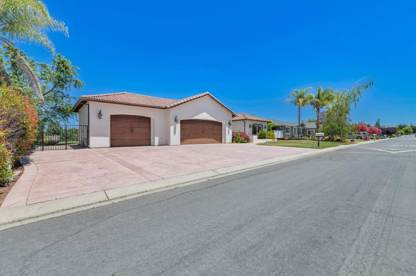 745 S Ridgemark Dr, Hollister, CA 95023