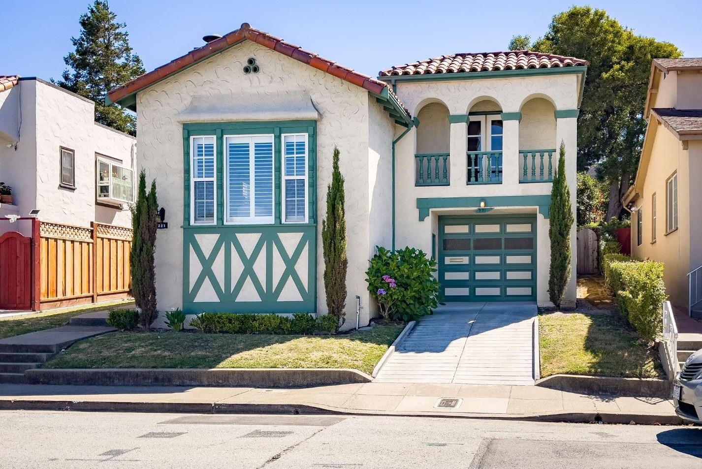 221 Magnolia Ave, Millbrae, CA 94030-2526