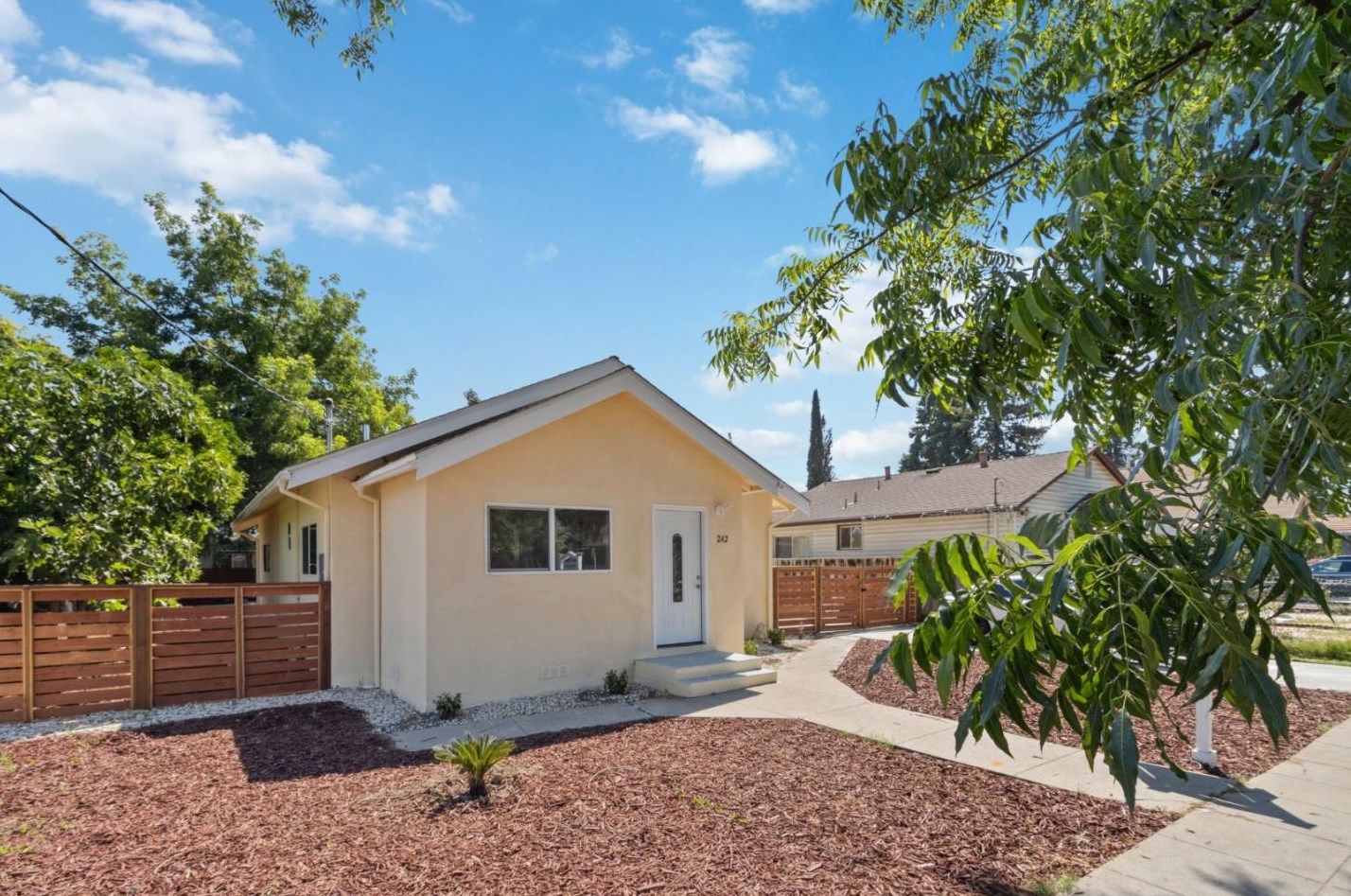 242 18th St, San Jose, CA 95116-2701