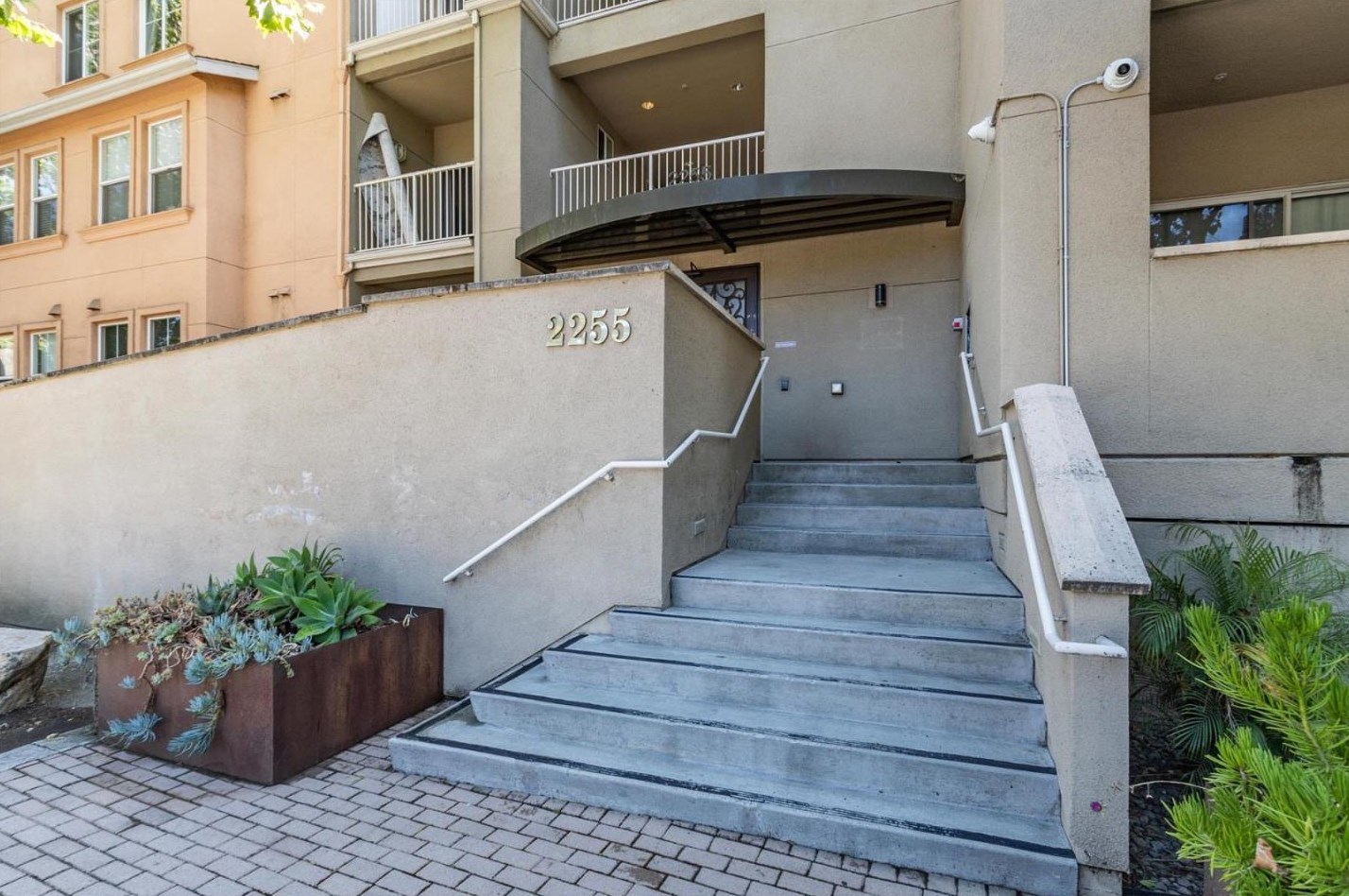 2255 Showers Dr, Mountain View CA  94040-1277 exterior