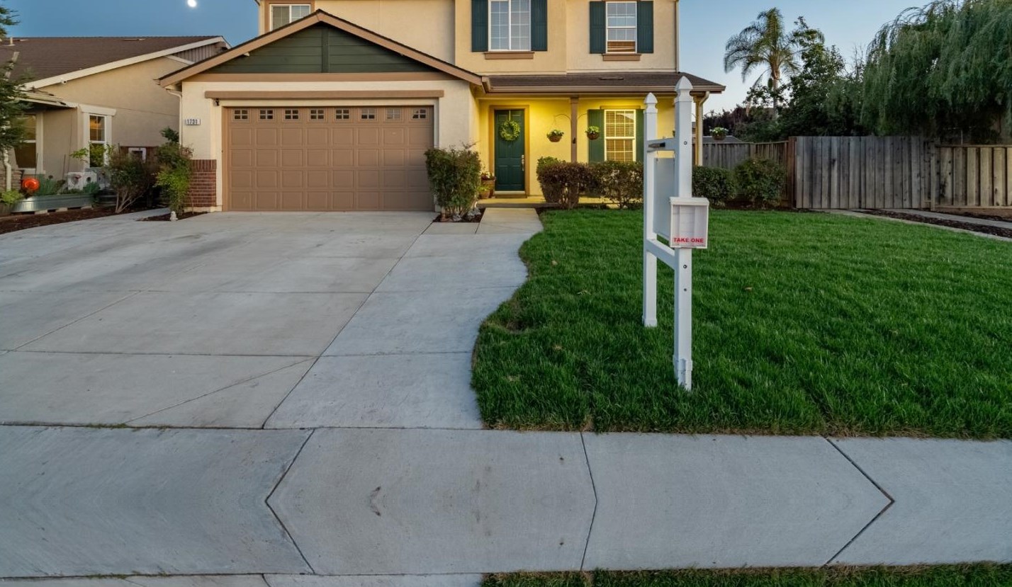 1731 Brighton Dr, Hollister CA  95023-8075 exterior
