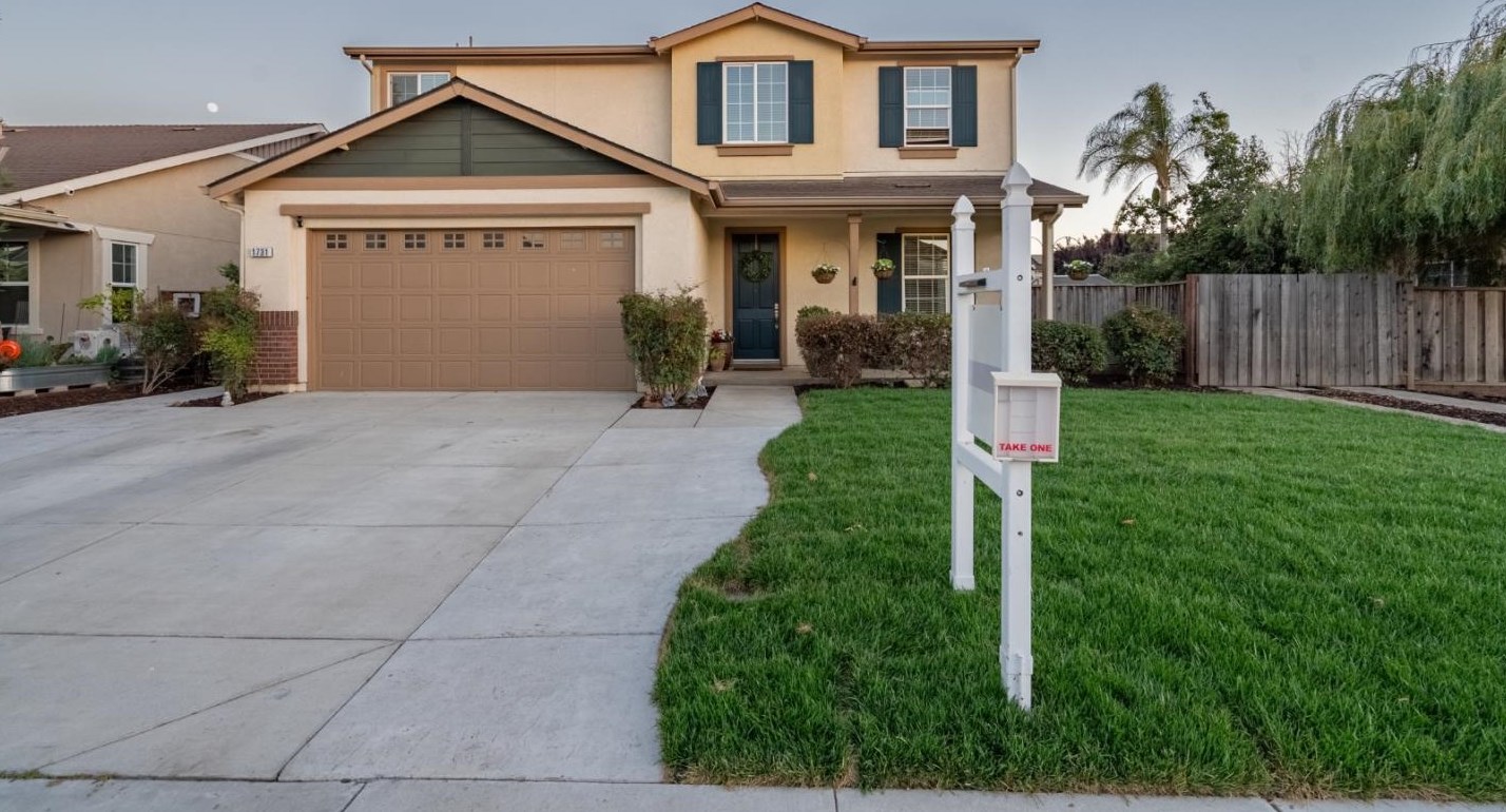1731 Brighton Dr, Hollister CA  95023-8075 exterior