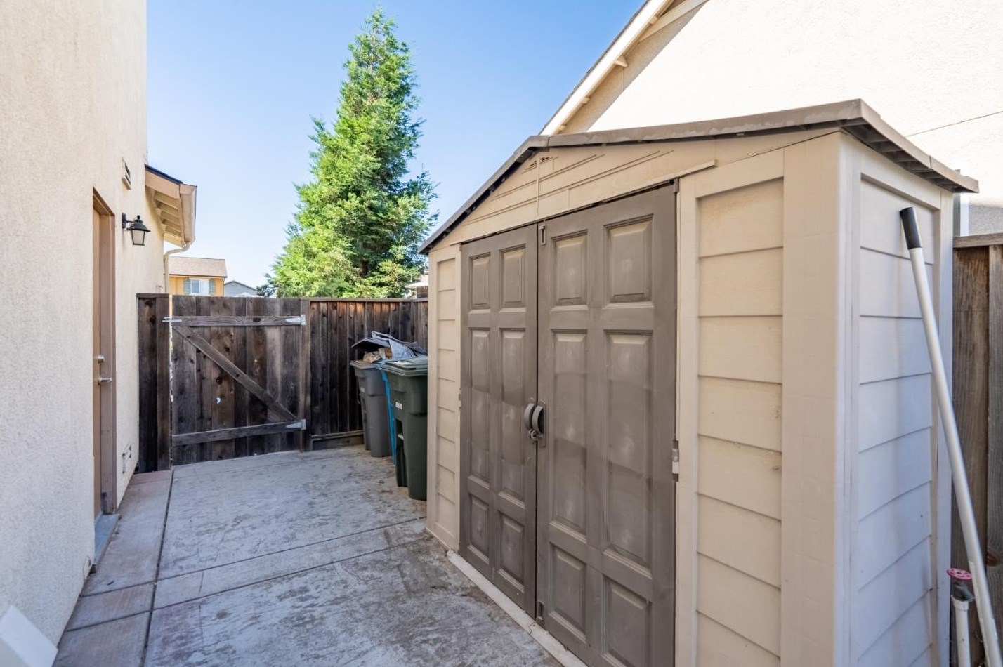 1731 Brighton Dr, Hollister CA  95023-8075 exterior