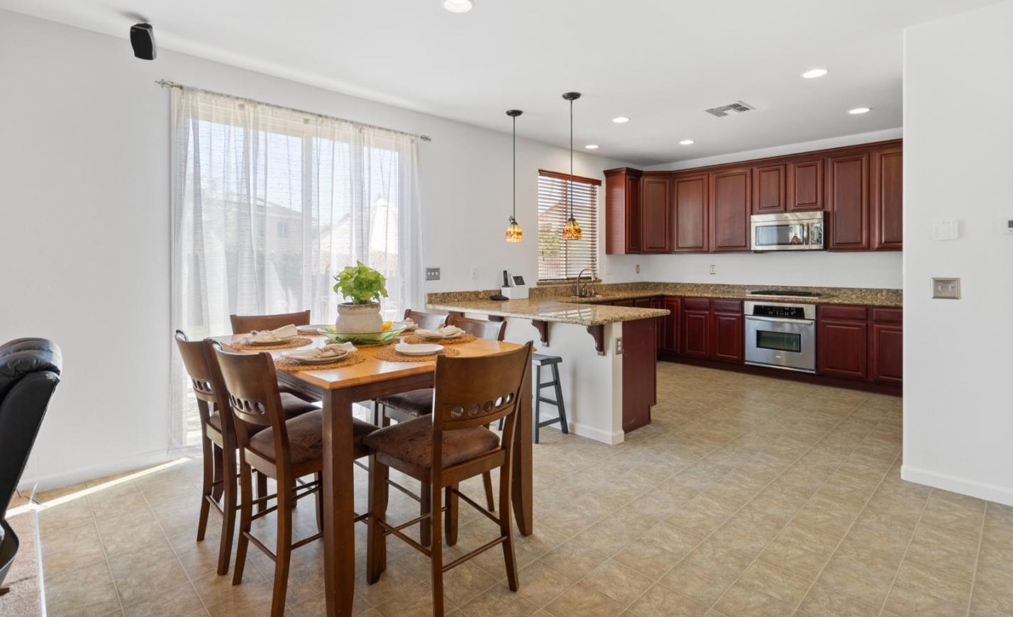 1731 Brighton Dr, Hollister CA  95023-8075 exterior