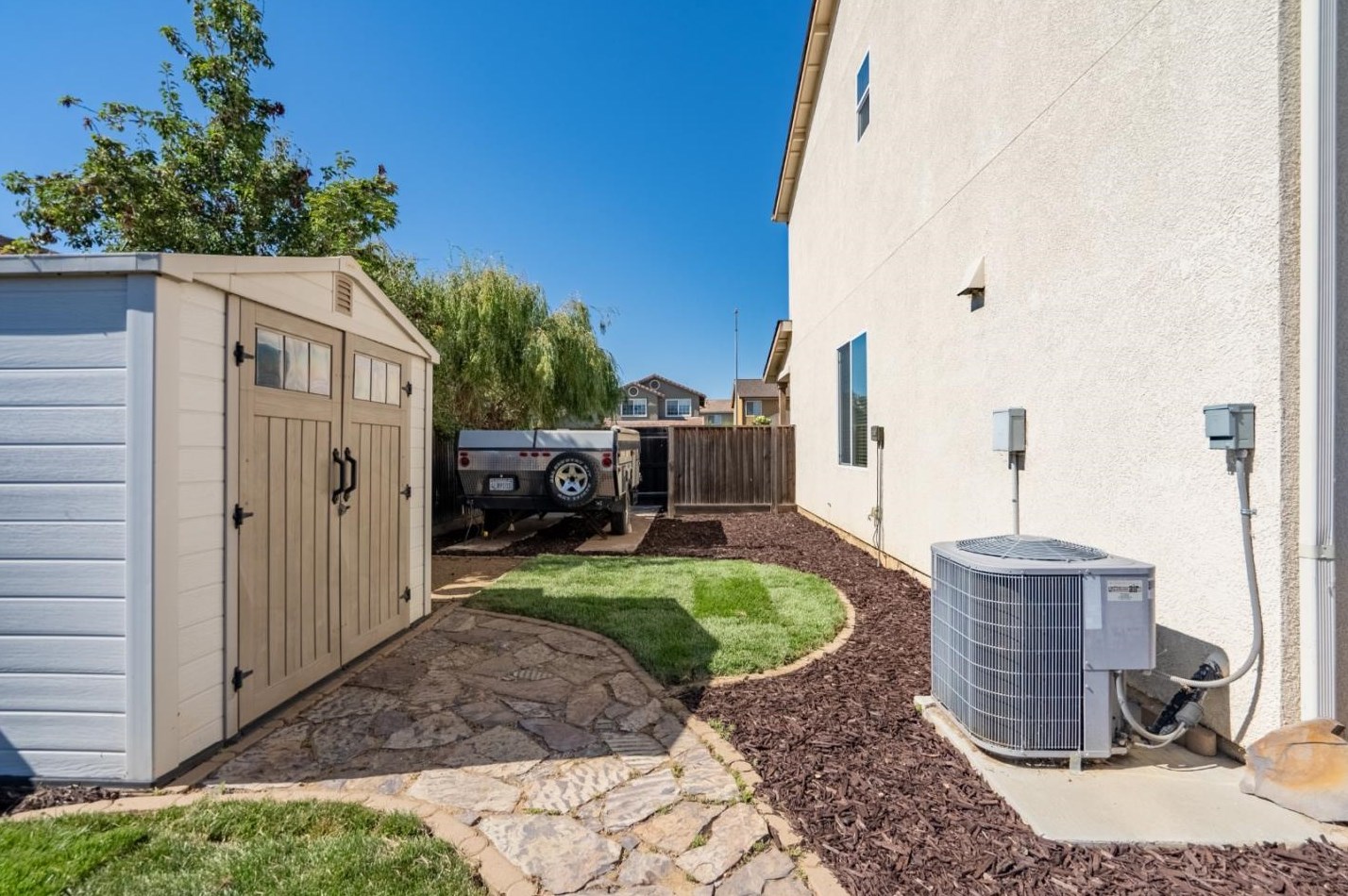1731 Brighton Dr, Hollister CA  95023-8075 exterior