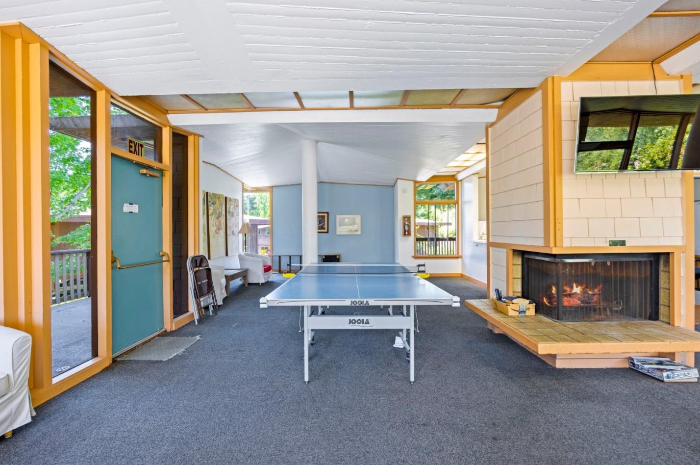 500 Middlefield Rd, Mountain View CA  94043-3420 exterior