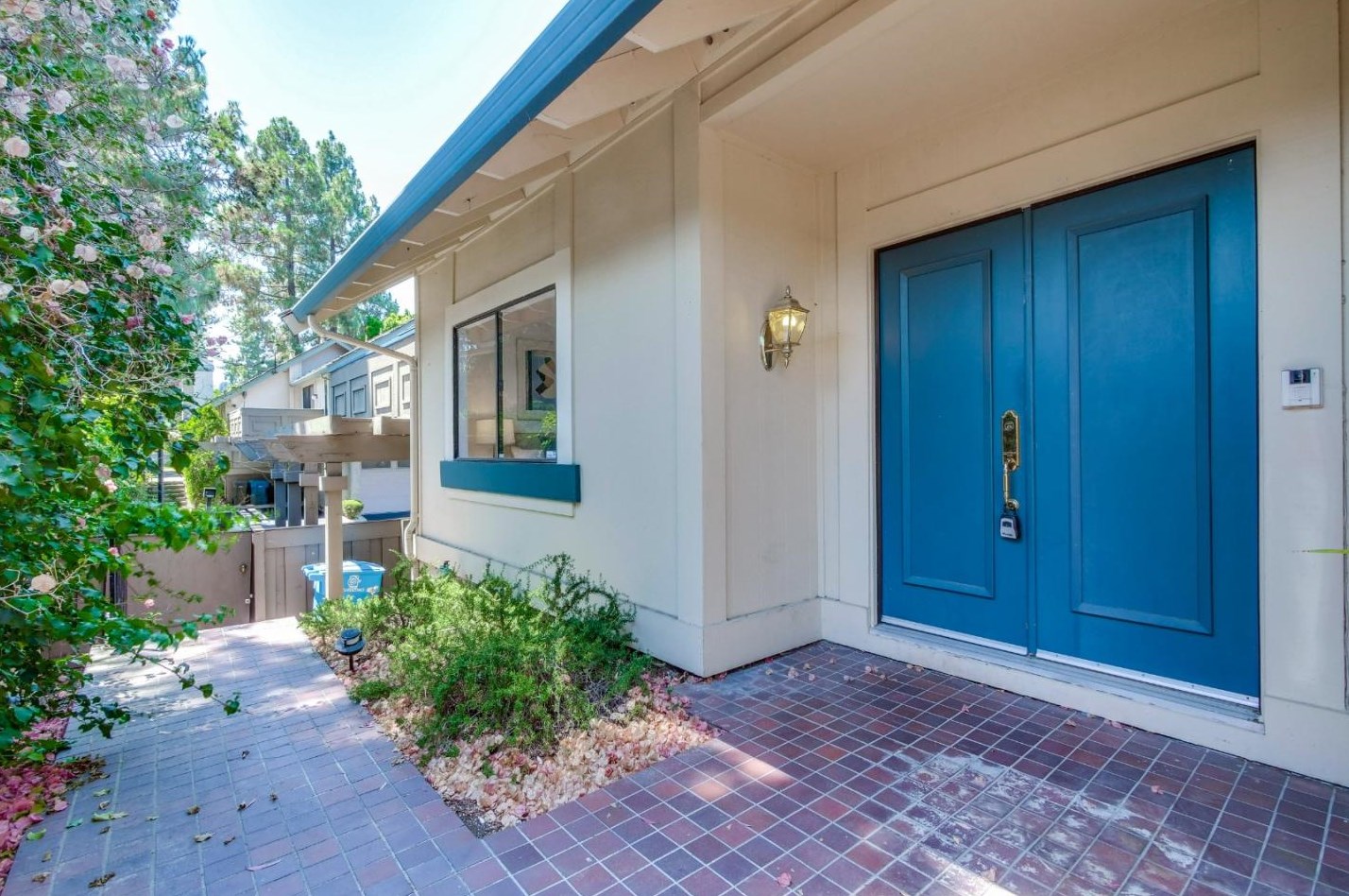 10080 United Pl, Cupertino, CA 95014-5712