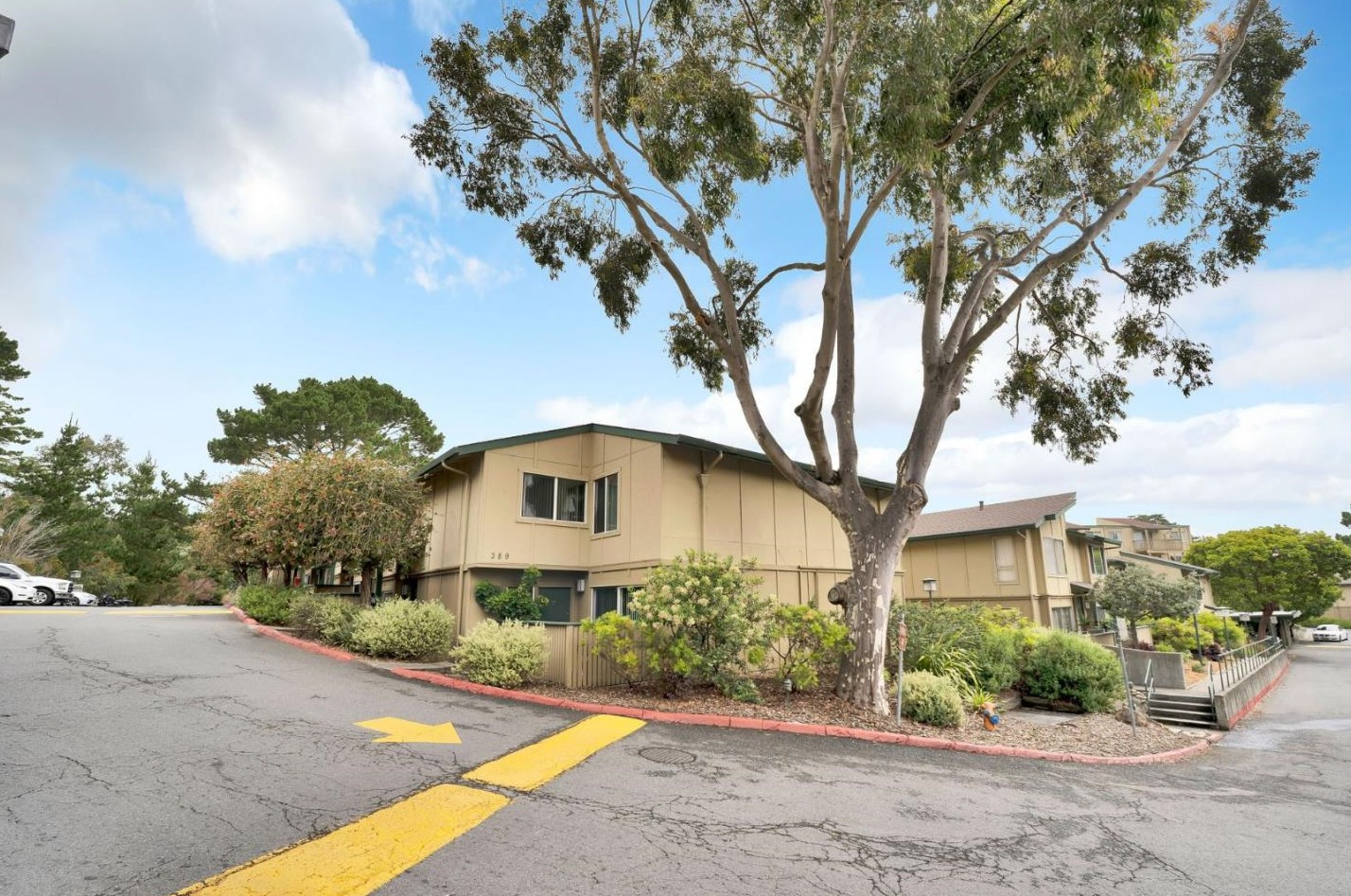389 Half Moon Ln 16, Daly City, CA 94015