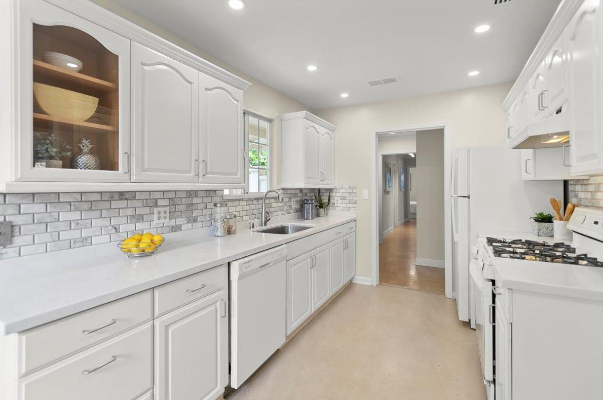 1657 Edgewood Dr, Palo Alto CA  94303-2821 exterior